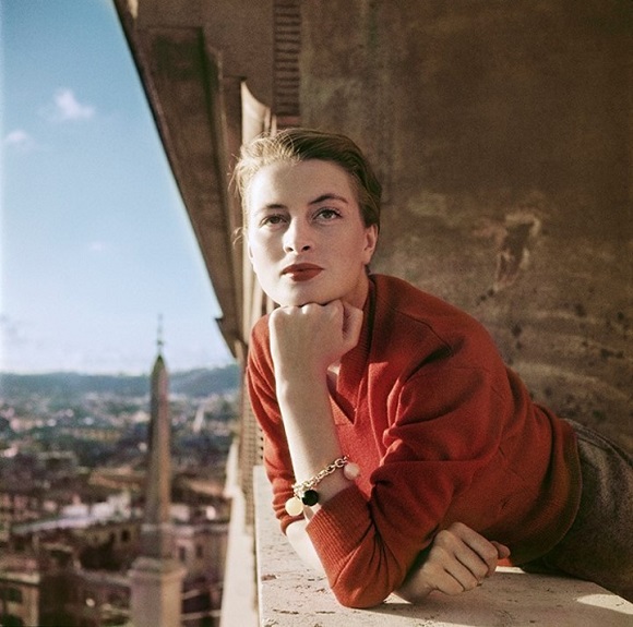 Capucine, modelo y actriz francesa retratada en un balcón, en Roma. Agosto, 1951. /Foto Robert Capa-Magnum