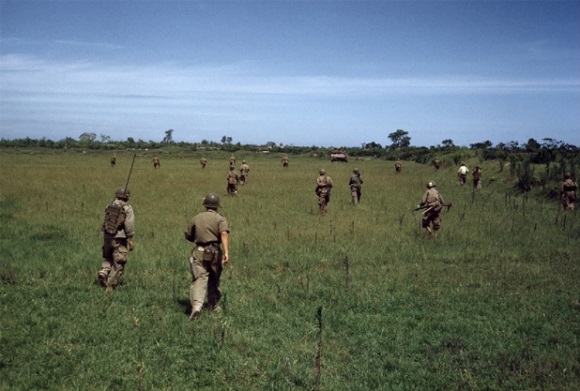 Poco antes de morir. En el camino de Namdinha Thaibinh, Indochina, Vietnam, mayo de 1954. /Foto Robert Capa-Magnum