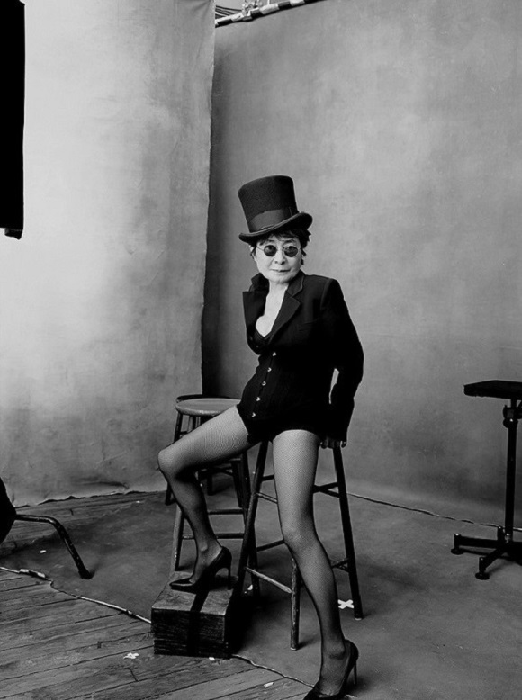Yoko Ono por Annie Leibovitz. Una de las 200 imágenes seleccionadas para esta muestra.
