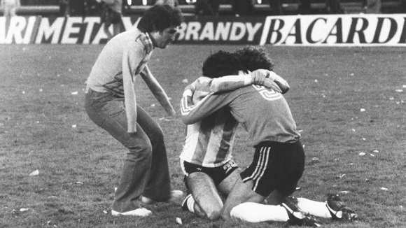 El emblemático "Abrazo del alma" de Ricardo Alfieri en el Mundial 78 integra la muestra de Fola