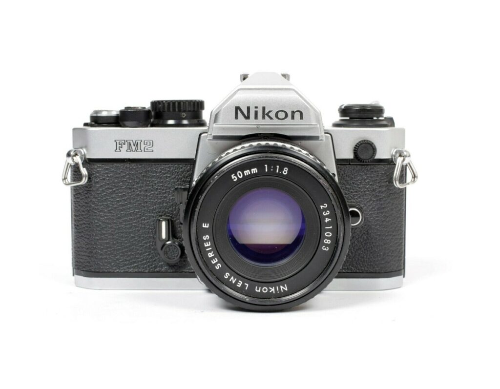 Appareil photo argentique Nikon FM2 avec objectif Nikon E 100 mm f/2,8 – Dutch|Thrift